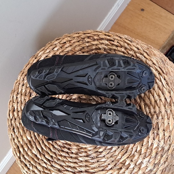GIRO Womens Mountain Bike/Indoor Cycling Shoes Black/Pink Clips US8.25/EU40‎